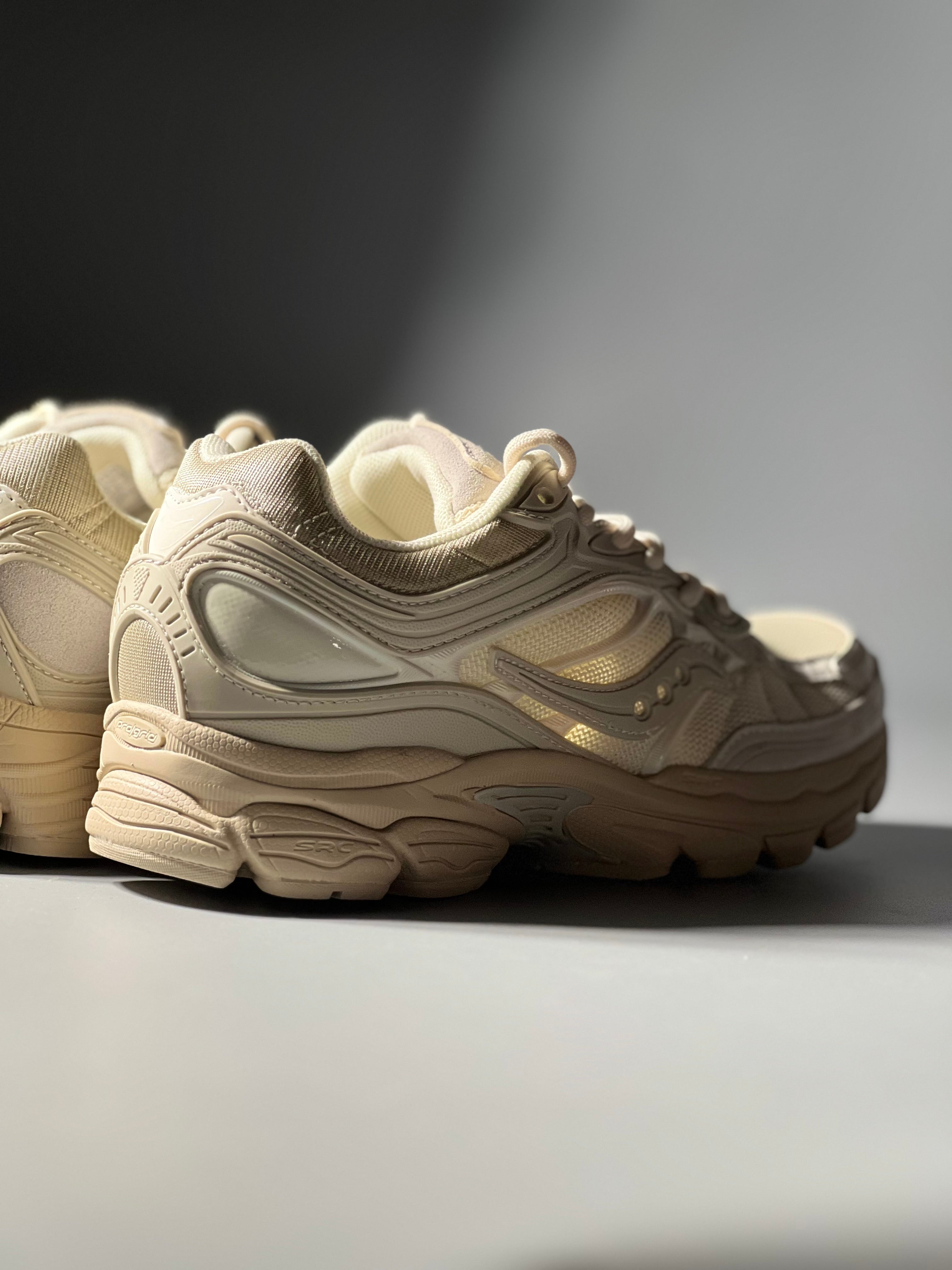 Saucony || Progrid Omni 9 - Summer Sand / Tanne